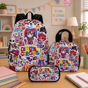 Puede incluir: Una mochila, una bolsa de almuerzo y un estuche con un collage colorido de personajes y el texto The Amazing Digital Circus. Cada artículo tiene una base blanca cubierta con varias figuras de dibujos animados, incluyendo un bufón y un conejo morado.