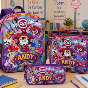 Peut inclure: Un ensemble composé d'un sac à dos, d'un sac à déjeuner et d'une trousse violets, ornés d'un imprimé de dessins animés colorés avec divers personnages et le nom ANDY inscrit en jaune sur une bannière, le tout sur un fond étoilé.