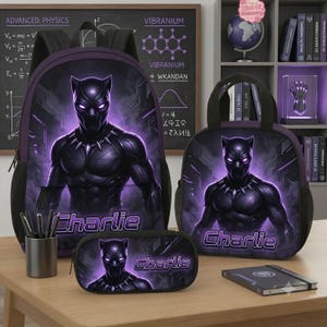 Może przedstawiać: Zestaw składający się z czarnego plecaka, torby na lunch i piórnika z grafiką postaci Black Panther w fioletowej poświacie oraz imieniem Charlie wydrukowanym pogrubioną czcionką. Przedmioty mają spójny, ciemny motyw z fioletowymi akcentami.