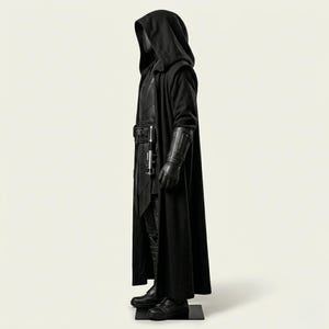 Puede incluir: Un disfraz negro con capa con capucha y un sable de luz. El disfraz incluye un abrigo largo, guantes y botas. La figura est&aacute; sobre una base cuadrada negra. La est&eacute;tica general es oscura y misteriosa.