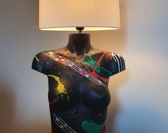 Pyrotechnic Symphony Künstlerische Lampe 82x40x20 cm – Bemalte Mannequin-Büste – Zeitgenössische Beleuchtung – Einzigartiges Kunstwerk