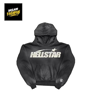 Pode incluir: Um moletom cinza escuro com a palavra "HELLSTAR" em letras brancas no peito. Um design de estrela branca e linha curva está acima da palavra. O moletom tem um bolso frontal e um capuz. O logotipo "DREAM FASHION" está no canto superior esquerdo.