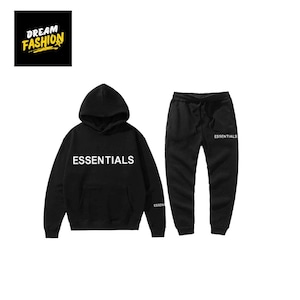 Puede incluir: Conjunto de sudadera con capucha y pantalón de chándal negros. La sudadera con capucha tiene una capucha con cordón y la palabra "ESSENTIALS" impresa en blanco en el pecho. El pantalón de chándal tiene cintura con cordón y la palabra "ESSENTIALS" impresa en la pierna izquierda. La esquina superior izquierda tiene el texto "DREAM FASHION".
