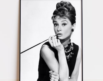 Audrey Hepburn w swojej słynnej roli Holly Golightly w filmie Śniadanie u Tiffany'ego z 1961 roku, wydruk cyfrowy do pobrania
