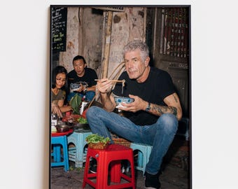 Anthony Bourdain jedzący bún w Hanoi w Wietnamie, wydruk cyfrowy do pobrania, plakat