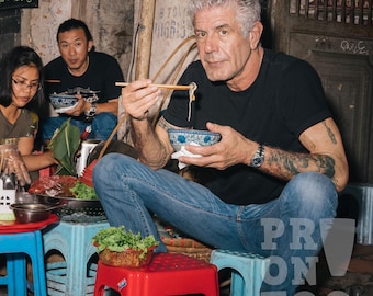 Anthony Bourdain jedzący bún w Hanoi w Wietnamie, wydruk cyfrowy do pobrania, plakat