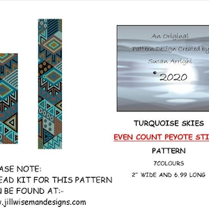 Peut inclure: Un motif de bracelet en perles turquoise, marron et noir avec des formes géométriques. Le motif s'appelle "Turquoise Skies" et est un point de peyote à nombre pair. Le motif mesure 5 cm de large et 17,75 cm de long. Un kit de perles pour ce motif peut être trouvé sur www.jillwisemandesigns.com.