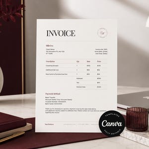 Könnte beinhalten: Ein weißes Rechnungsformular mit schwarzem Text, das Abschnitte für Kundendaten, Leistungsbeschreibungen, Mengen, Sätze und Preise enthält. Das Dokument zeigt eine Überschrift INVOICE und ein kreisförmiges Logo sowie einen schwarzen Canva-Aufkleber.