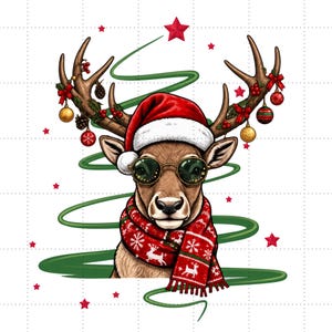 Puede incluir: Una ilustración de un reno marrón con un gorro de Papá Noel rojo, gafas de sol redondas y una bufanda roja con patrones de copos de nieve y renos blancos. Las astas están decoradas con lazos rojos, adornos dorados y rojos, piñas y acebo.