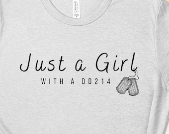 DD214シャツを着た女の子、女性退役軍人Tシャツ、女性用ミリタリーTシャツ、退役軍人への贈り物、女性用退役軍人アパレル、愛国心あふれるTシャツ