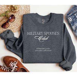 Bluza z okrągłym dekoltem Klubu Małżonków Wojskowych, Bluza z okrągłym dekoltem dla osób nadmiernie stymulowanych, Bluza z niedostatecznie kofeinowym nadrukiem, Bluza dla niej, Prezent dla żony żołnierza zdjęcie 3