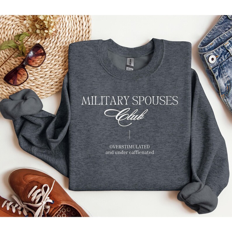 Bluza z okrągłym dekoltem Klubu Małżonków Wojskowych, Bluza z okrągłym dekoltem dla osób nadmiernie stymulowanych, Bluza z niedostatecznie kofeinowym nadrukiem, Bluza dla niej, Prezent dla żony żołnierza zdjęcie 3