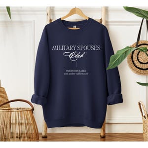 Bluza z okrągłym dekoltem Klubu Małżonków Wojskowych, Bluza z okrągłym dekoltem dla osób nadmiernie stymulowanych, Bluza z niedostatecznie kofeinowym nadrukiem, Bluza dla niej, Prezent dla żony żołnierza zdjęcie 4