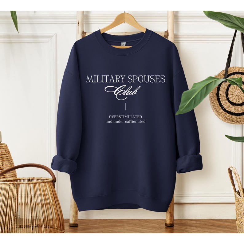 Bluza z okrągłym dekoltem Klubu Małżonków Wojskowych, Bluza z okrągłym dekoltem dla osób nadmiernie stymulowanych, Bluza z niedostatecznie kofeinowym nadrukiem, Bluza dla niej, Prezent dla żony żołnierza zdjęcie 4