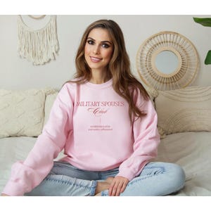 Bluza z okrągłym dekoltem Klubu Małżonków Wojskowych, Bluza z okrągłym dekoltem dla osób nadmiernie stymulowanych, Bluza z niedostatecznie kofeinowym nadrukiem, Bluza dla niej, Prezent dla żony żołnierza zdjęcie 2