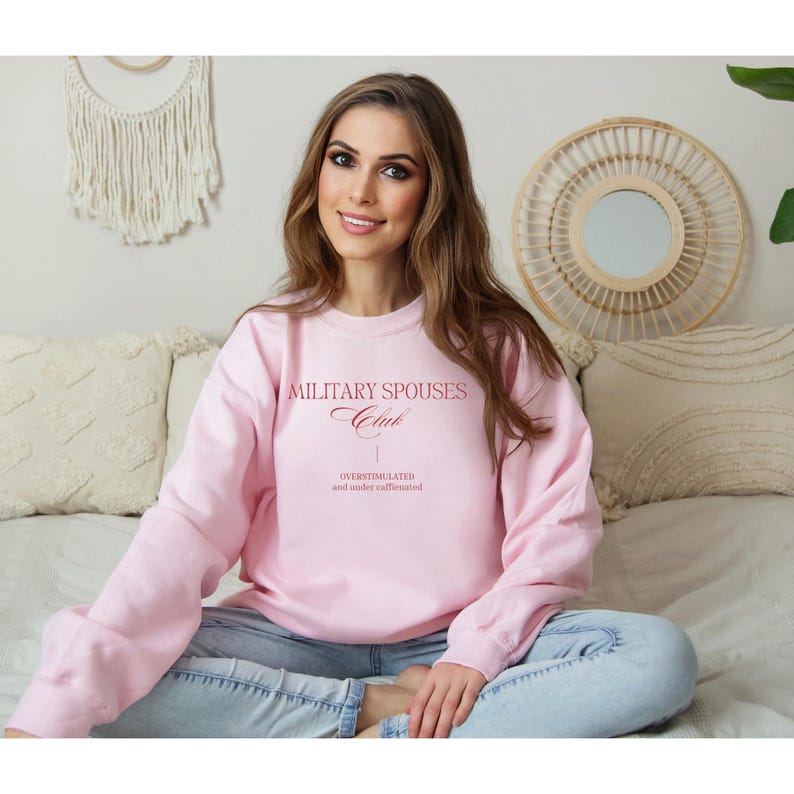 Bluza z okrągłym dekoltem Klubu Małżonków Wojskowych, Bluza z okrągłym dekoltem dla osób nadmiernie stymulowanych, Bluza z niedostatecznie kofeinowym nadrukiem, Bluza dla niej, Prezent dla żony żołnierza zdjęcie 2