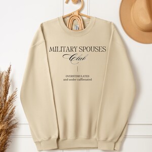 Bluza z okrągłym dekoltem Klubu Małżonków Wojskowych, Bluza z okrągłym dekoltem dla osób nadmiernie stymulowanych, Bluza z niedostatecznie kofeinowym nadrukiem, Bluza dla niej, Prezent dla żony żołnierza zdjęcie 6