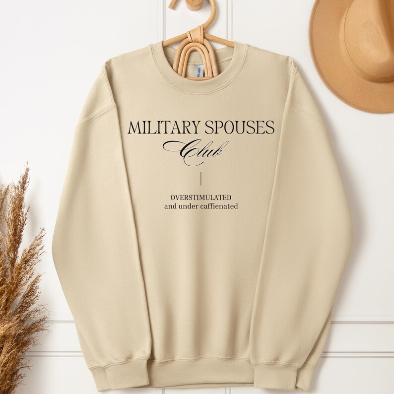 Bluza z okrągłym dekoltem Klubu Małżonków Wojskowych, Bluza z okrągłym dekoltem dla osób nadmiernie stymulowanych, Bluza z niedostatecznie kofeinowym nadrukiem, Bluza dla niej, Prezent dla żony żołnierza zdjęcie 6