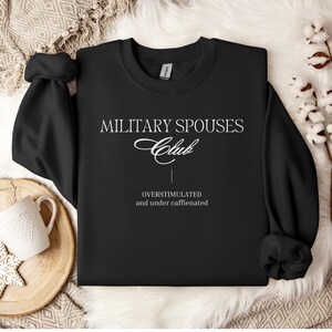 Bluza z okrągłym dekoltem Klubu Małżonków Wojskowych, Bluza z okrągłym dekoltem dla osób nadmiernie stymulowanych, Bluza z niedostatecznie kofeinowym nadrukiem, Bluza dla niej, Prezent dla żony żołnierza zdjęcie 5