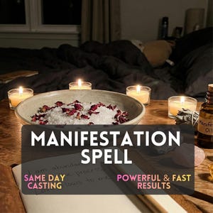 Könnte beinhalten: Eine spirituelle Anordnung mit einer Keramikschale gefüllt mit Salz und Rosenblättern, umgeben von brennenden Kerzen. Der Text "MANIFESTATION SPELL" wird angezeigt, zusammen mit "SAME DAY CASTING" und "POWERFUL & FAST RESULTS".