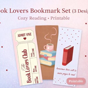 Può includere: Un set di tre segnalibri stampabili a tema lettura accogliente. I disegni includono un biglietto, una pila di libri con una tazza di caffè e un libro rosso con la scritta "tomorrow there will be more pages to read."