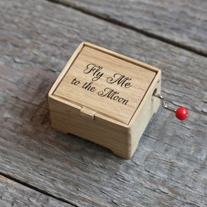 Fly Me to the Moon, caja de música de madera de roble con manivela