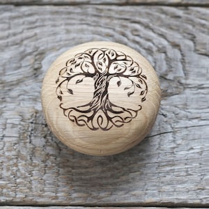 Petite boîte à bijoux ronde en bois de chêne Arbre de vie.