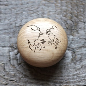 Piccola scatola rotonda in legno per anelli, portagioielli o portagioielli, confezione regalo.
