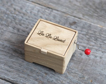 Piccola scatola in legno con musica a manovella a tema La La Land