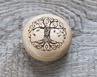 Piccolo portagioielli rotondo in legno di quercia a forma di albero della vita.