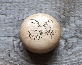 Caja de anillos de roble de La Bella y la Bestia: propuesta o boda