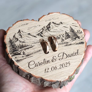Cuscino portafedi alternativo con vista sulle montagne, a forma di cuore in legno.