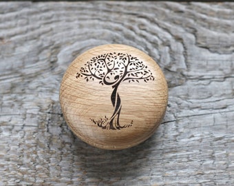 Portagioie o portaoggetti rotondo in legno di quercia, piccolo, da donna, a forma di albero della vita.