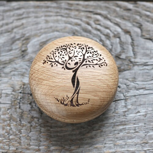 Petite boîte à bijoux ou bibelots ronde en bois de chêne pour femmes.