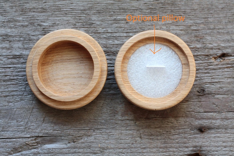 Puede incluir: Dos cajas de madera para anillos, una con una almohada de terciopelo blanco en el interior. La caja con la almohada est&aacute; etiquetada como "Almohada opcional".