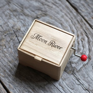 Caja de música pequeña de madera con manivela de Moon River