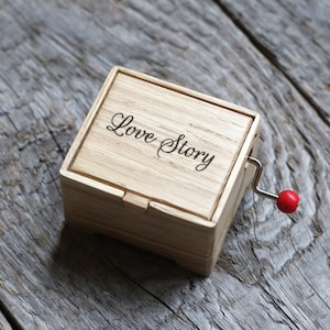 Piccola scatola in legno con tema musicale a manovella del film Love Story del 1970 immagine 1