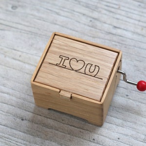 Pequeña caja de música de madera, 18 diseños para grabar, 35 melodías.