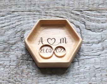 Petite alliance en bois de vaisselle, plateau à anneaux, hexagone, cellule d’abeille avec initiales et date gravées.