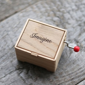 Stellen Sie sich eine handgekurbelte Musikbox aus Eichenholz vor