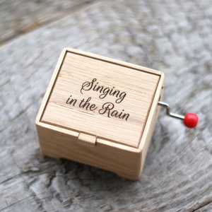 Singing in the Rain handgekurbelte gravierte Spieluhr aus Holz