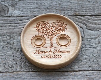 Plat en bois pour les anneaux de mariage.