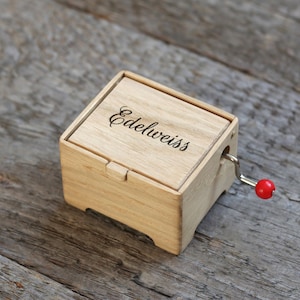 Edelweiss handgekurbelte gravierte Spieluhr aus Holz