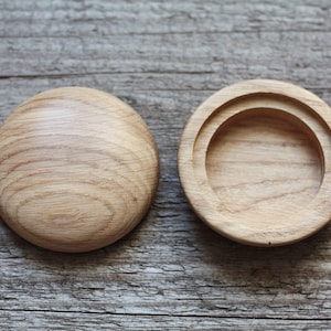 Puede incluir: Dos cajas de madera con tapa, una con la tapa abierta, mostrando el interior de la caja. Las cajas son de madera marr&oacute;n claro con veta de madera natural.