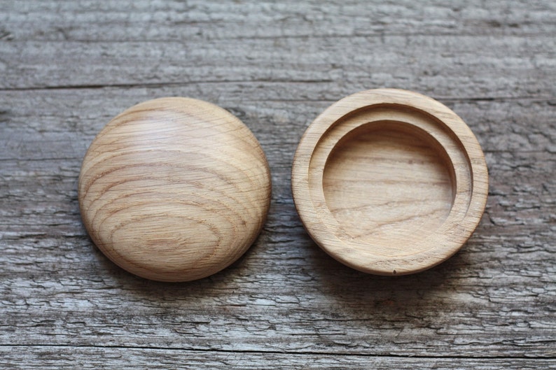 Puede incluir: Dos cajas de madera con tapa, una con la tapa abierta, mostrando el interior de la caja. Las cajas son de madera marr&oacute;n claro con veta de madera natural.