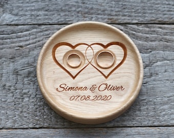 Plat en bois pour les anneaux de mariage.