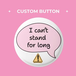 Op de afbeelding: Een ronde witte pin-back button met een lichtroze tekstballon met de zwarte tekst I can't stand for long en een geel waarschuwingsdriehoek-icoon met een zwart uitroepteken gecentreerd onder de tekstballon op het oppervlak van de button.
