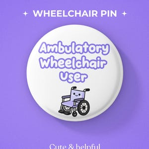 以下が含まれることがあります： 紫色の文字でAmbulatory Wheelchair Userと書かれ、笑顔の薄紫色の車椅子のイラストが描かれた白い丸いピンバッジ。ピンバッジは紫色の背景の上にあり、上下に白いテキストが配置されています。