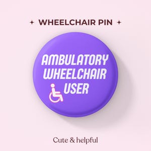 以下が含まれることがあります： 紫色の丸いピンバッジで、白い文字でAMBULATORY WHEELCHAIR USERと書かれ、白い車椅子のアイコンが描かれています。上部にWHEELCHAIR PIN、下部にCute & helpfulという文字が薄いピンクの背景に配置されています。