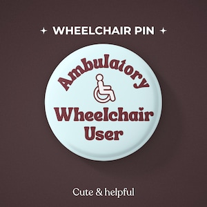 以下が含まれることがあります： 水色の背景に濃い赤色の文字で「Ambulatory Wheelchair User」と書かれた丸いピンバッジ。中央には車椅子に乗った人の濃い赤色のアイコンがあります。ピンの上部には「WHEELCHAIR PIN」、下部には「Cute & helpful」というテキストが表示されています。